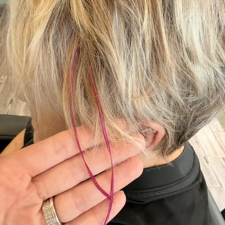 Mèche fantaisie rose réalisée chez MLC Coiffure à Dunkerque