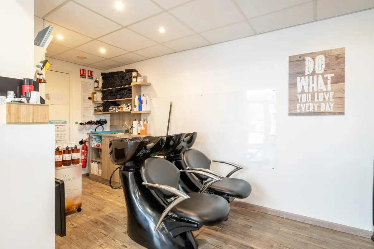 Le bar à couleurs de MLC Coiffure, salon de coiffure à Dunkerque