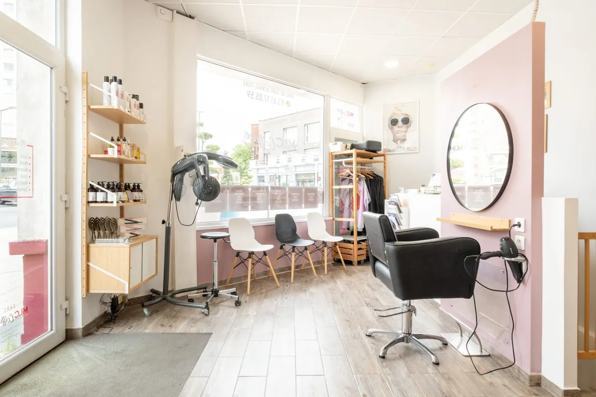 Espace d'attente et vitrine de MLC Coiffure à Dunkerque
